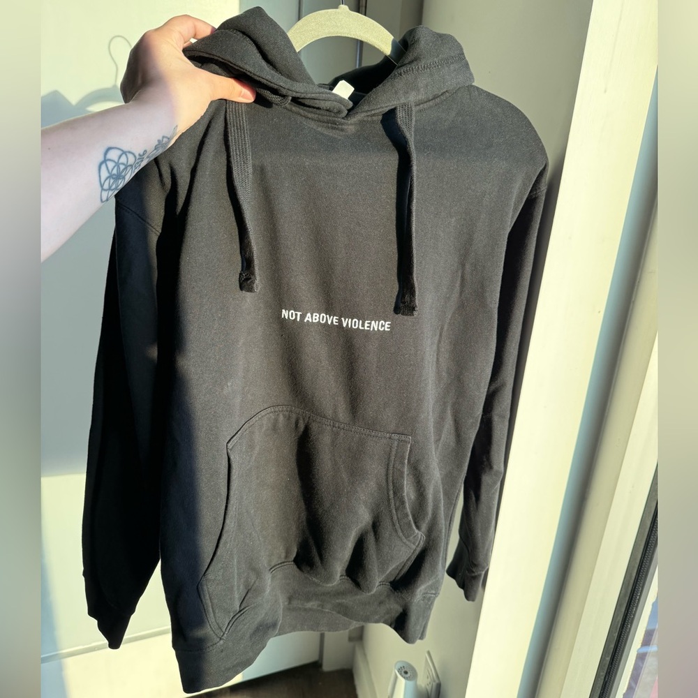 Vintage ‘Not Above Violence’ Sweatshirt Black Pullover Embroidered Hoodie M Y2K